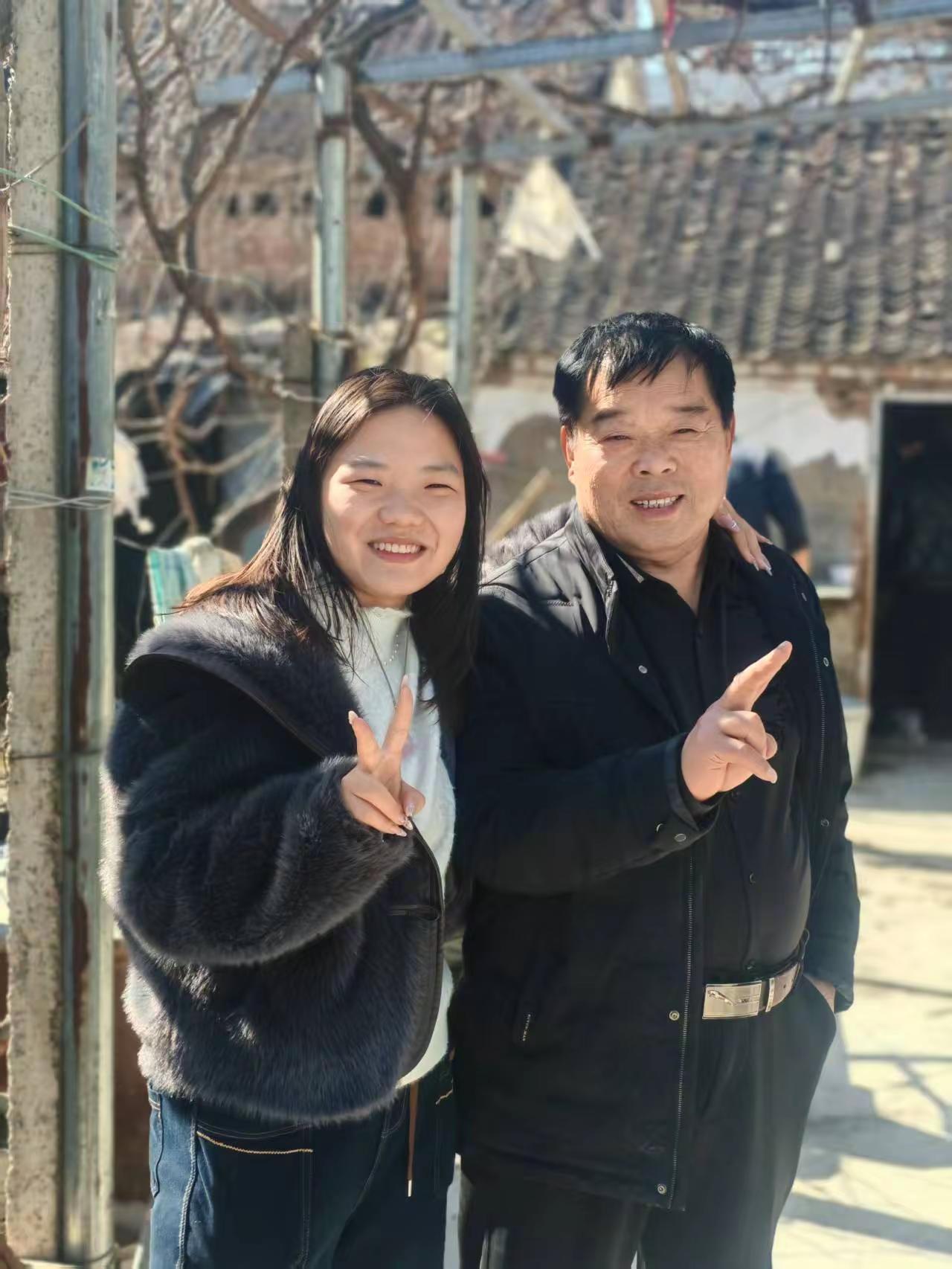 外甥女和舅舅长得挺像。