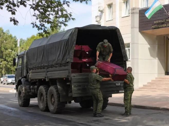 一车的俄罗斯人从乌克兰回到俄罗斯。这个待遇不是普通士兵能有的 ​​​