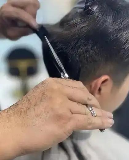 新疆一名男子进理发店理发，店员替他洗完头后正要开始理发。男子说自己不舒服，很快便