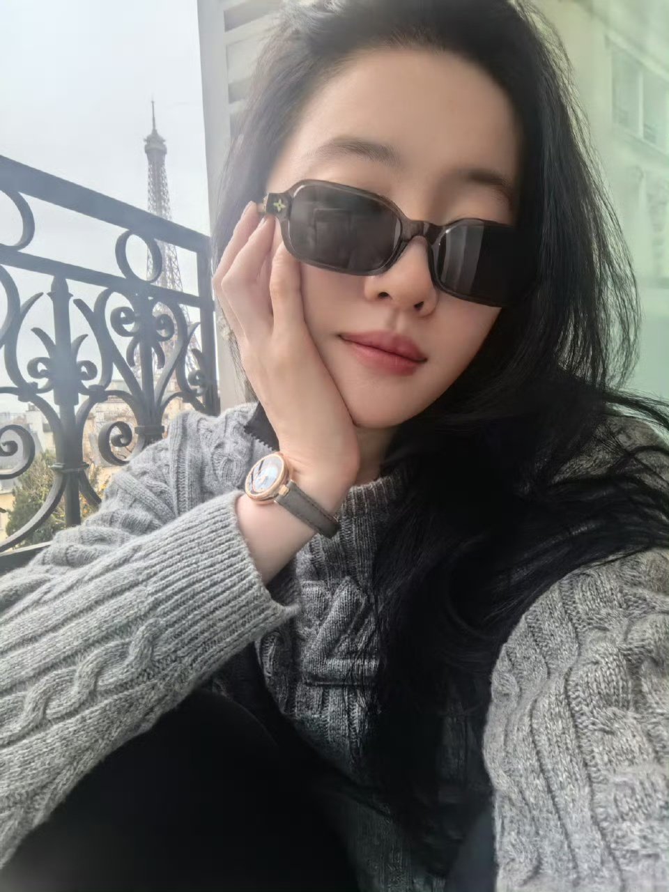 刘亦菲近期素颜状态刘亦菲和埃菲尔铁塔自拍 刘亦菲和埃菲尔铁塔自拍啦 