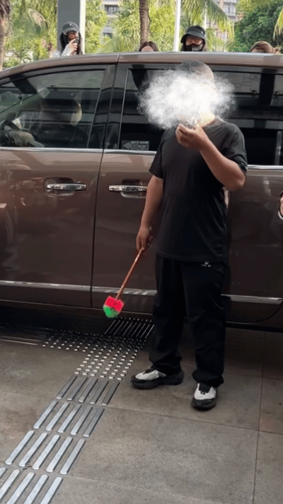 时代峰峻拿马桶刷防私生时代峰峻拿马桶刷怼私生时代峰峻真是什么招都能想到 