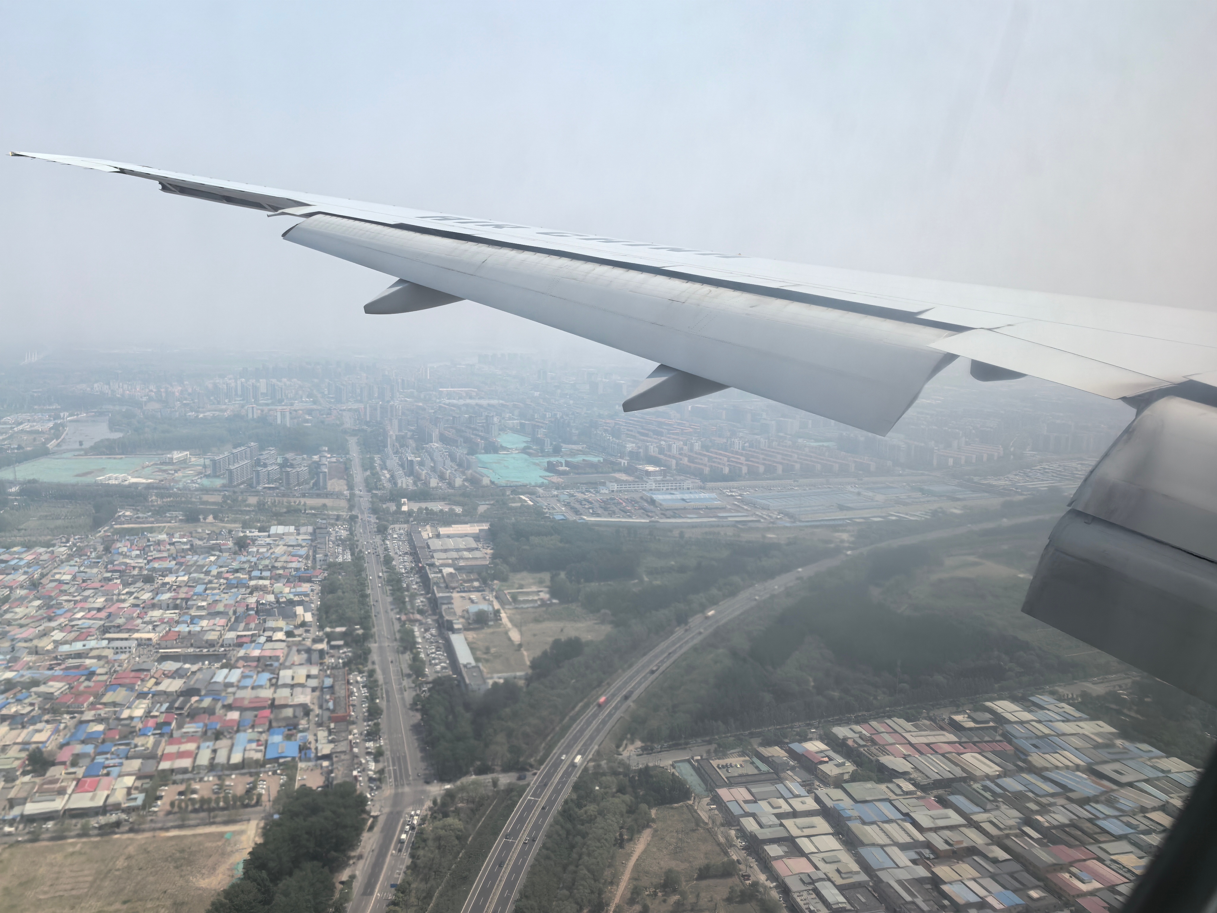 第一次经历落地复飞，马上都要接触跑道了突然TOGA拉起复飞，好像北京首都机场侧风