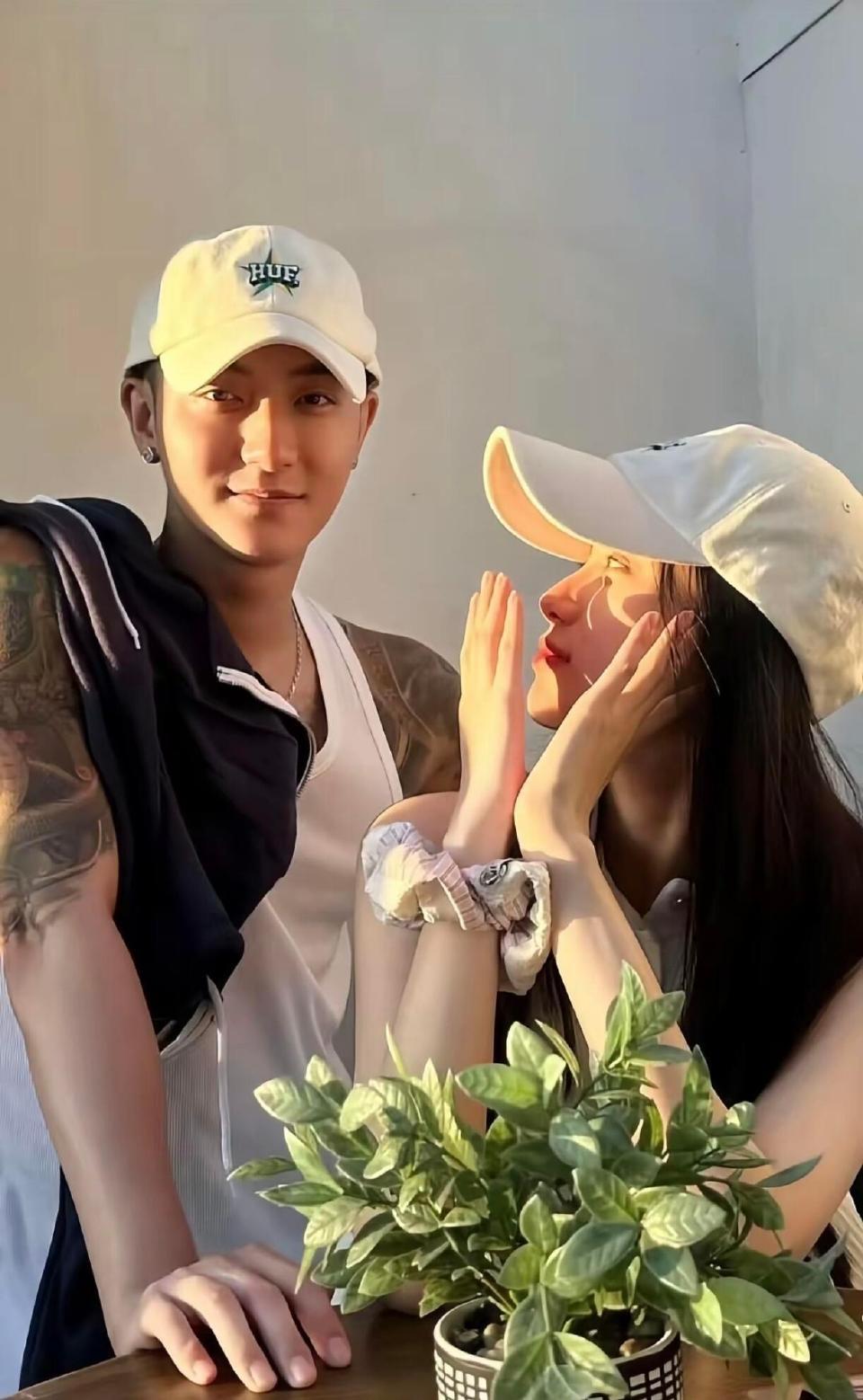 黄子韬徐艺洋互怼名场面上新了黄子韬螺蛳粉店整活尬rap，秒被徐艺洋拆台吐槽。从吃