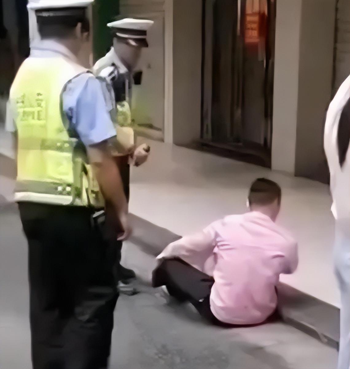 闹大了，官方回应来了！广西平果，一位警察拿着催泪喷射器，对一名默默坐在地上的男子