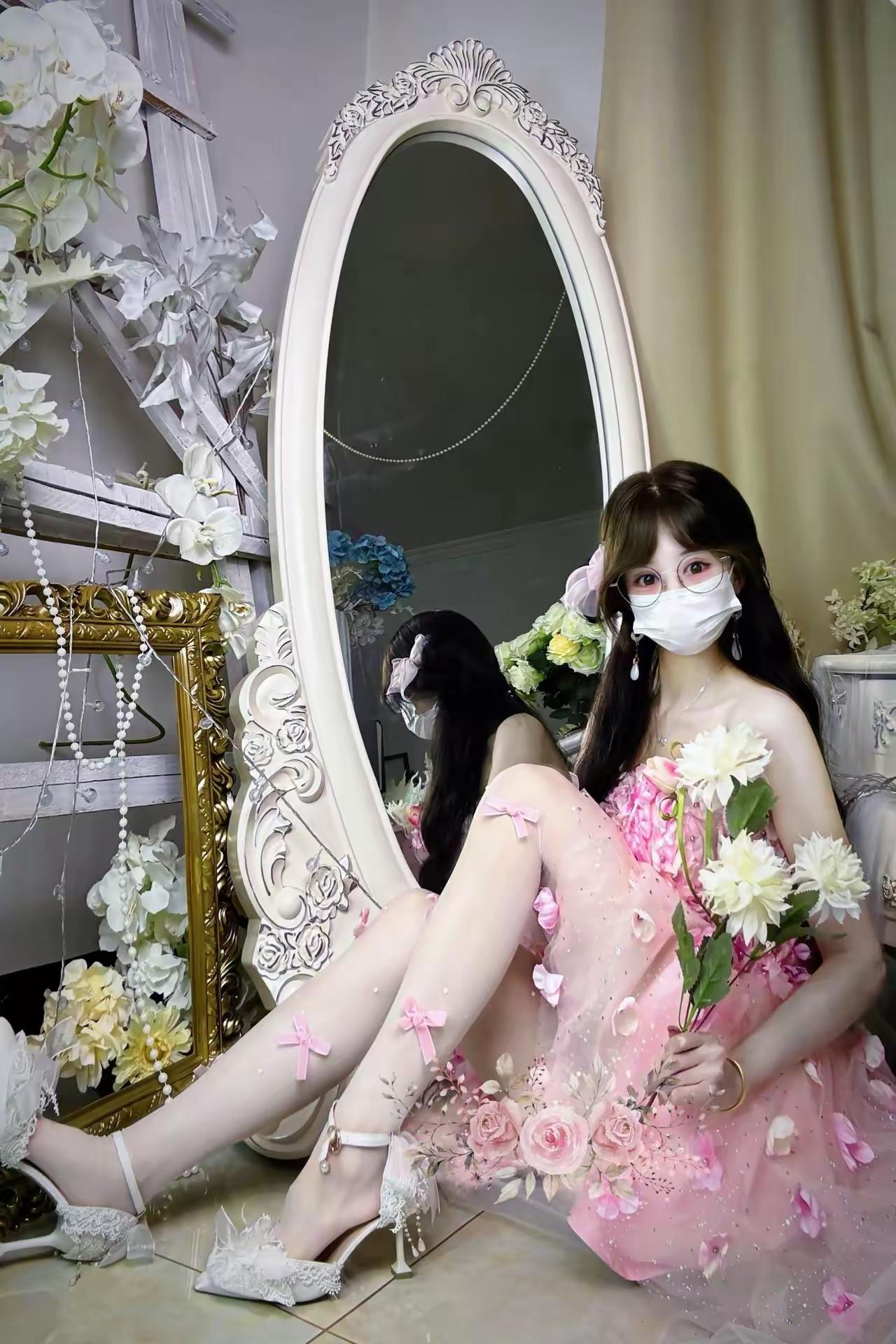 粉色少女，温柔动人。白丝[话题]