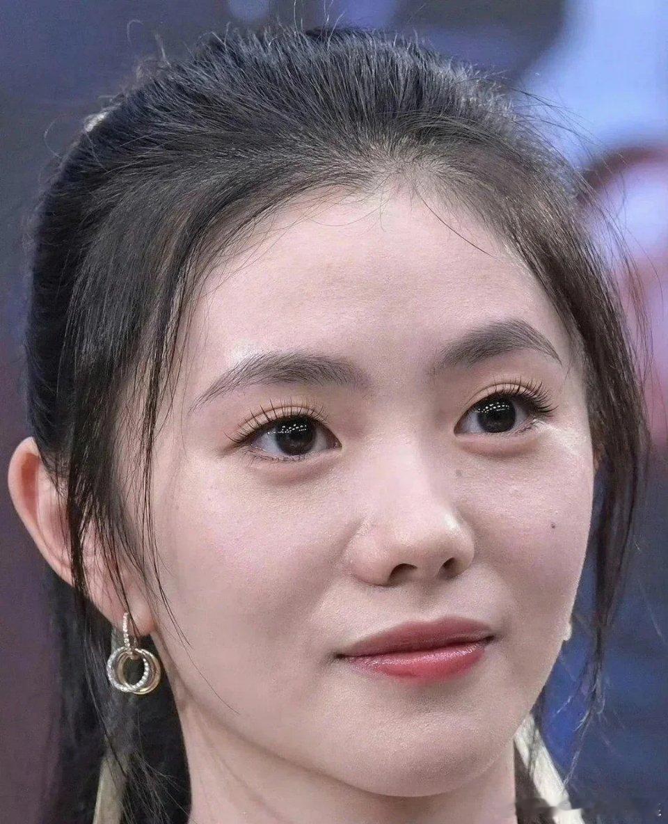 不焦虑了，刘浩存脸上的妆也斑驳 ​​​