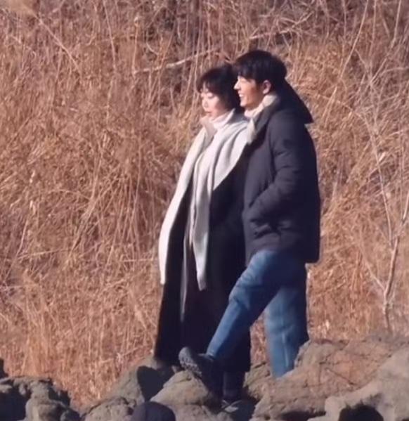 姜妍肖战《小城良方》拥抱路透。

肖战这两年都是在转型，所以接的题材都在去除流量