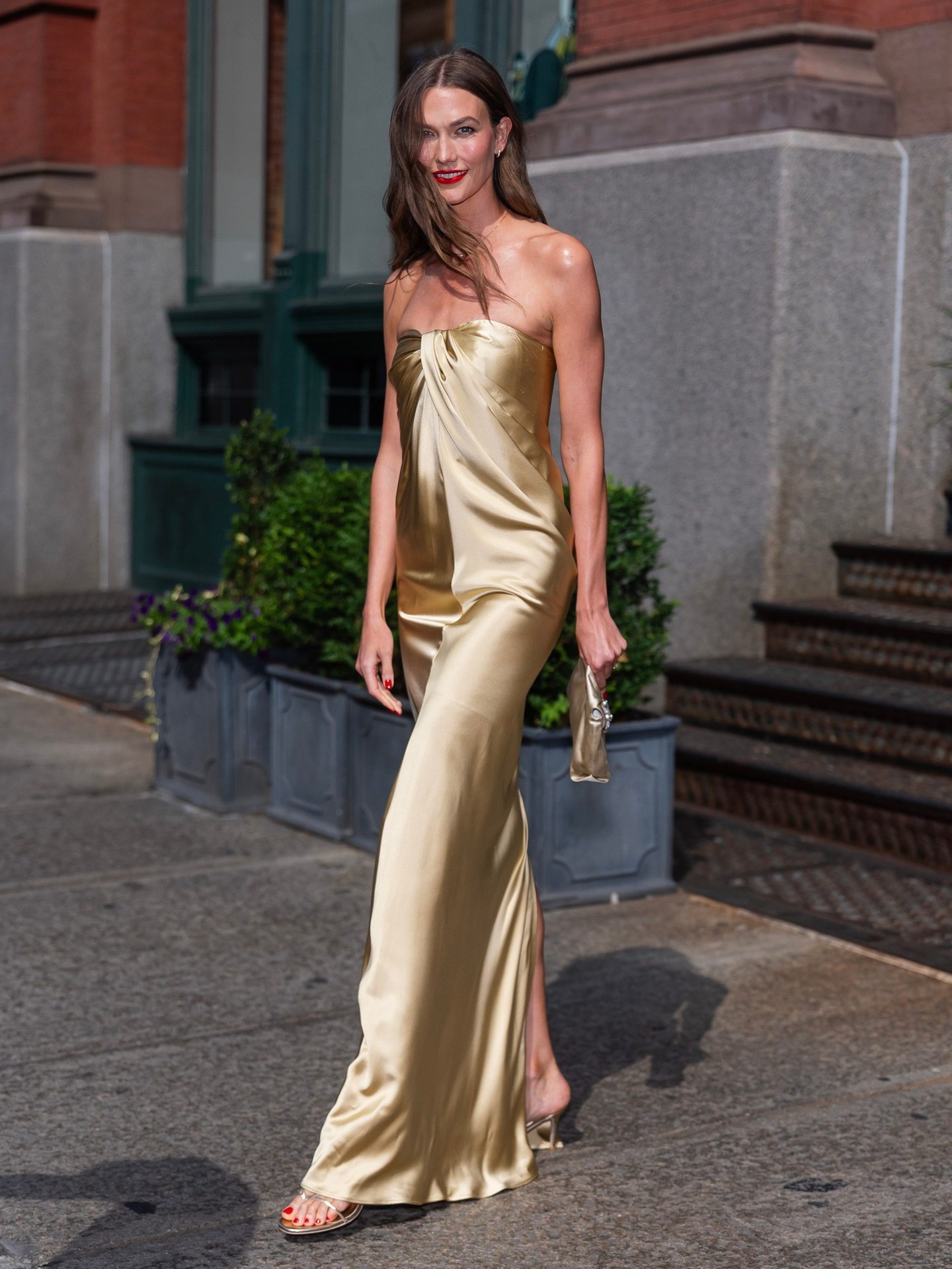 Karlie Kloss夫妇前往参加霉霉婚礼💒霉霉官宣完婚欧美明星街拍