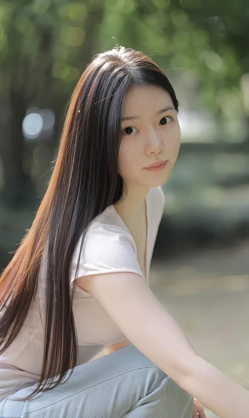 清纯甜美的样子漂亮吗漂亮可爱的女孩，长相漂亮、身材比例好。