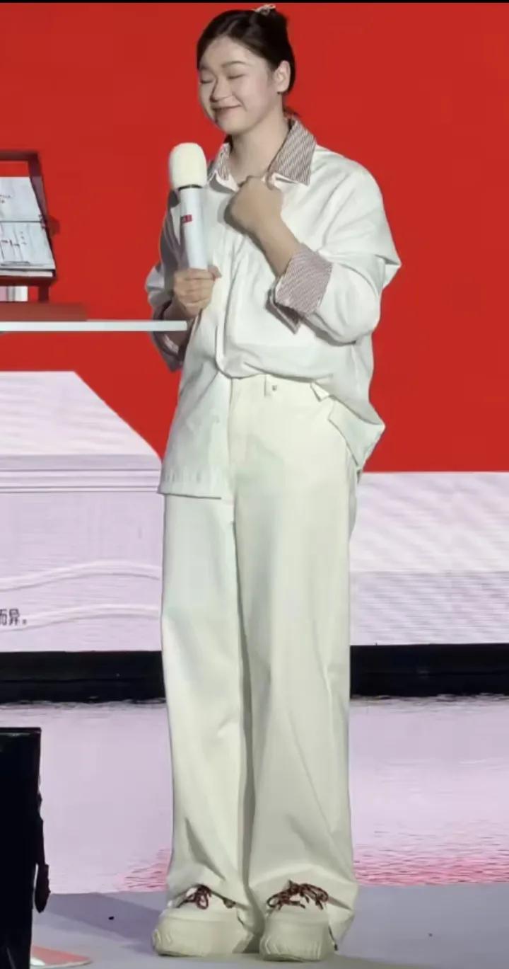 松糕鞋穿在全红婵的身上，真的有一种放大自身缺点的感觉，大家根本意识不到全红婵的身