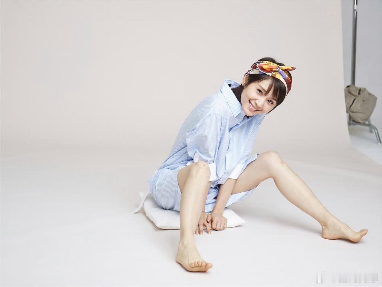 王子文的脚也太小巧了吧，比例精致又可爱，细节里都是娇俏感～ 