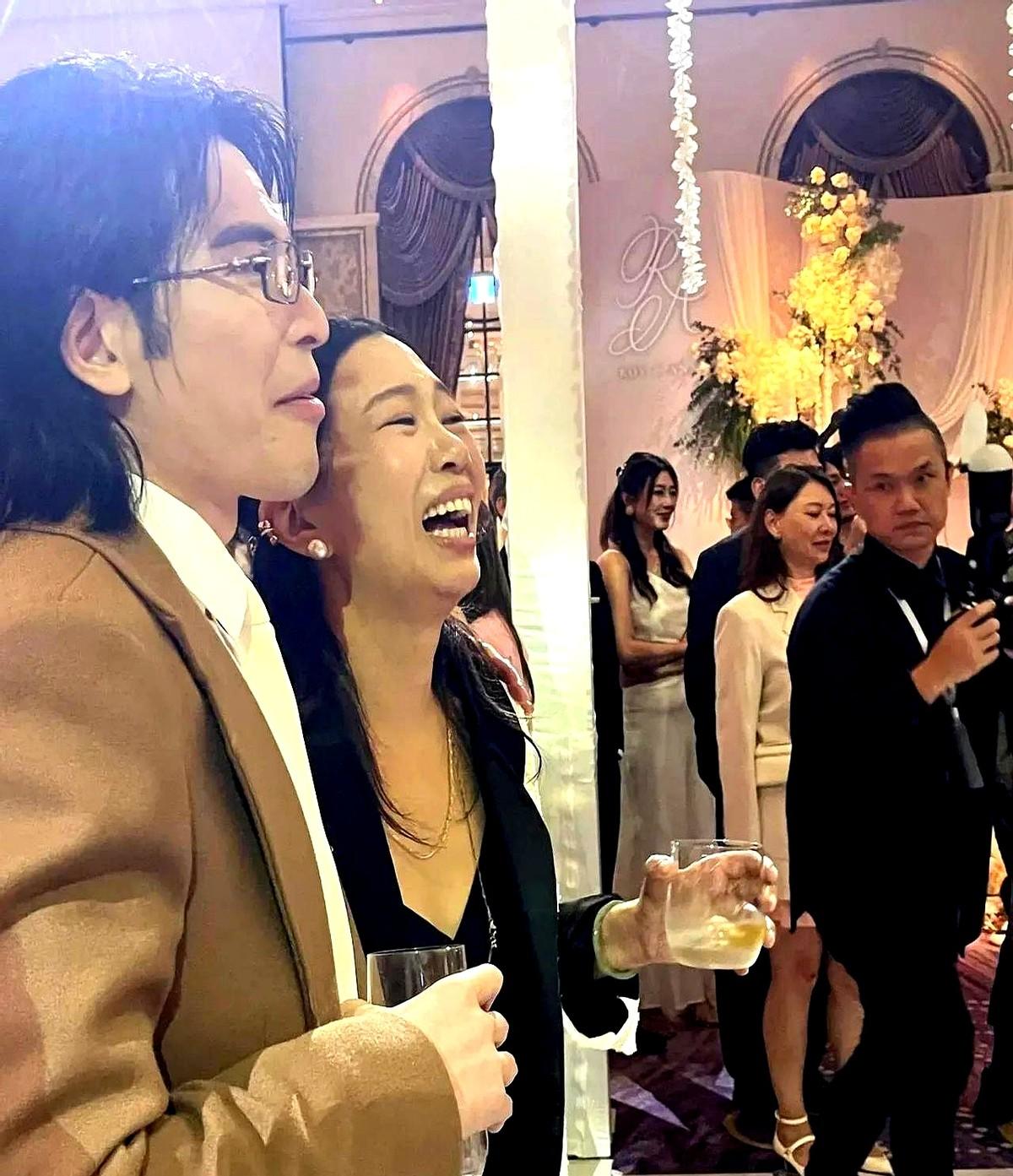 林有慧什么都好，就是跟萧敬腾比起来一点也不松弛，表演的痕迹有点重。

婚礼现场那