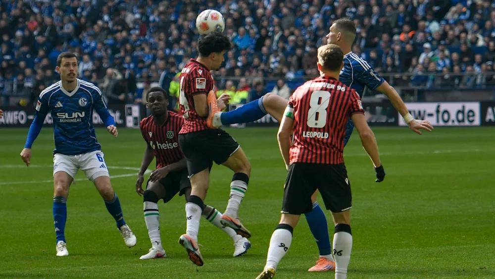 本轮德乙，哲科进球+染红，沙尔克在2球领先的局面下被汉诺威绝平！转折点发生在52