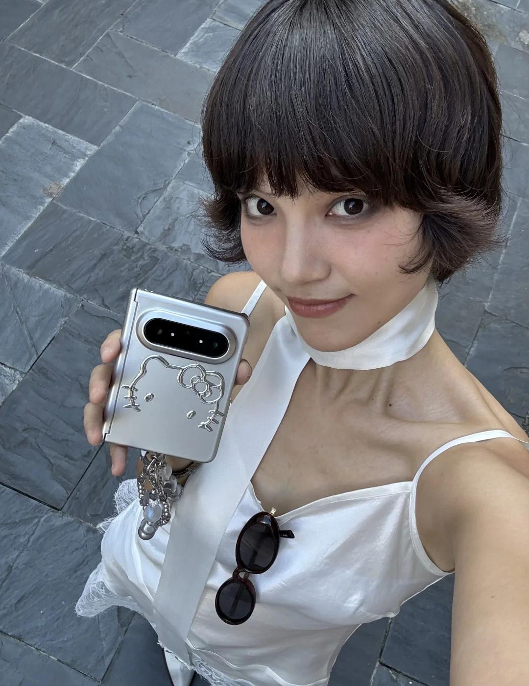 new phone🤳
入手偶滴新玩具华为折叠机
一天拍了800张
🍎暂时放在
