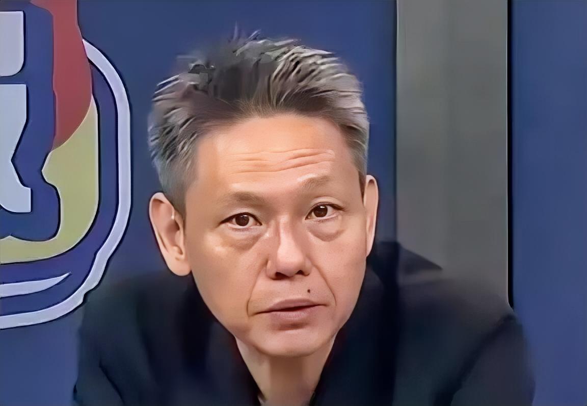 台湾时事评论员谢寒冰：你们知道中国大陆这两天在干什么吗？他在给全国的退伍军人制发