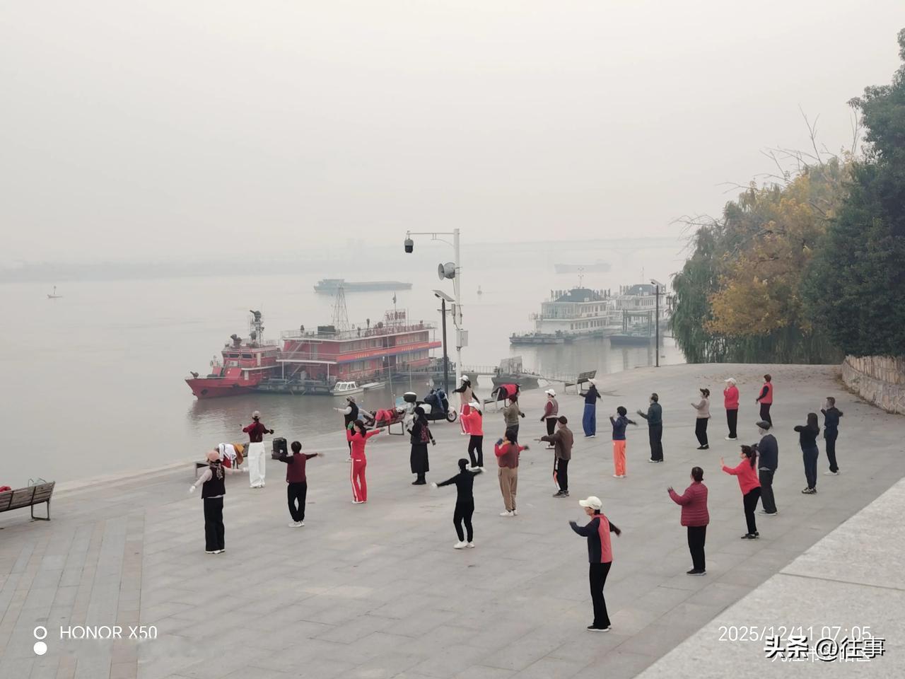 与鸿蒙共赴星光之约长江岸边晨练“与鸿蒙共赴星光之约”