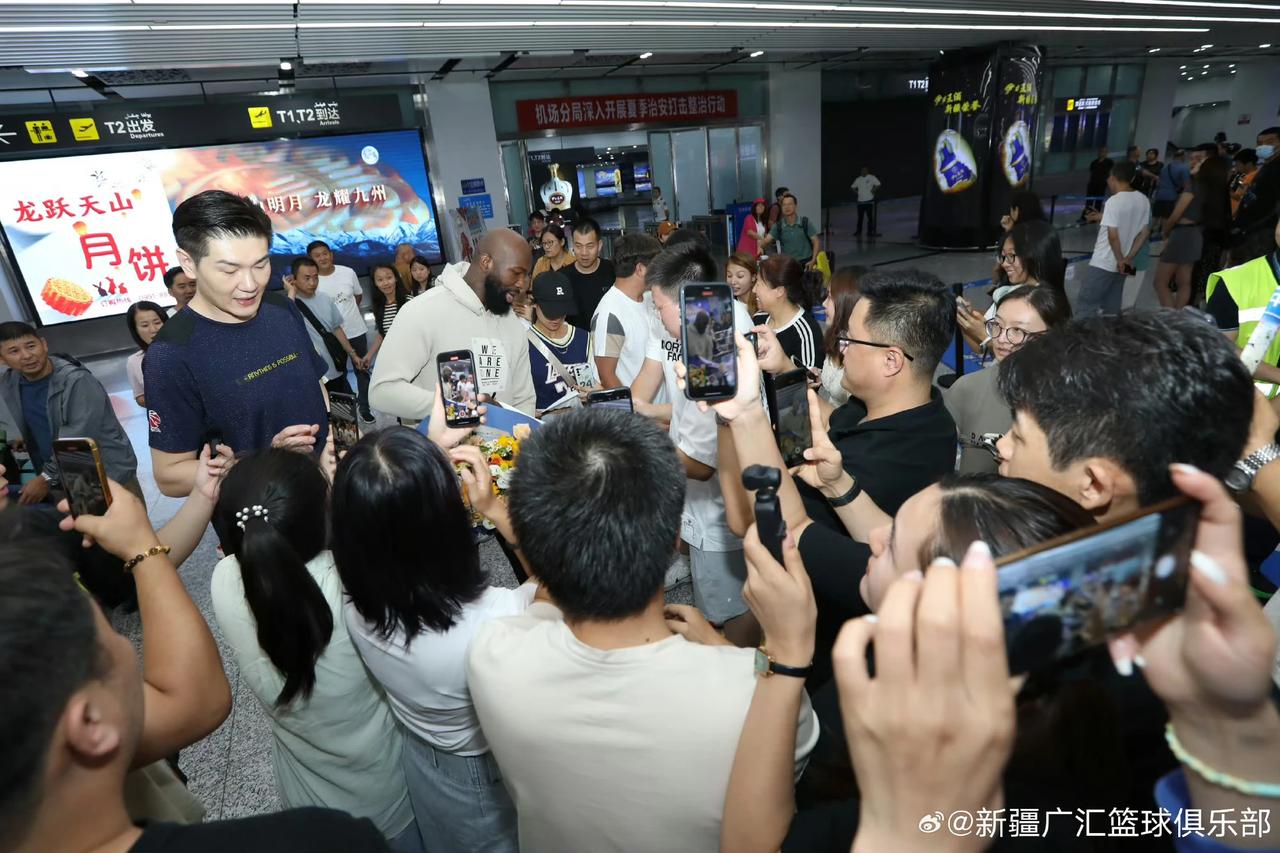 琼斯到新疆队后全脸都写着开心，土豪球队比吉林男篮富裕很多，高薪挖过去好吃好喝伺候