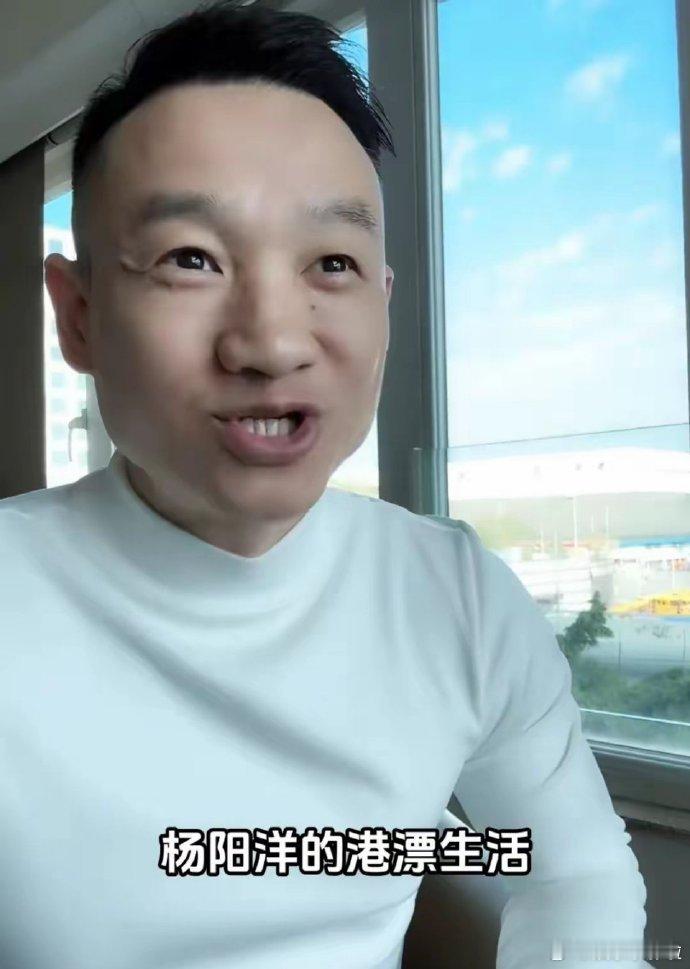 杨威的儿子在香港求学，一家三口住在40平米的出租屋内，床单还是从武汉家里带来的。