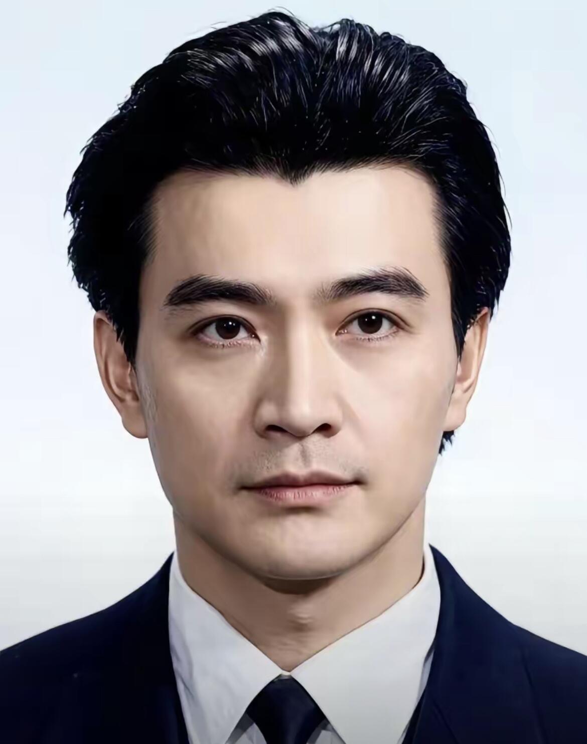 周里京和柳云龙，谁是你心目中的第一帅哥呢？周里京长得比柳云龙帅，五官立体，标准，