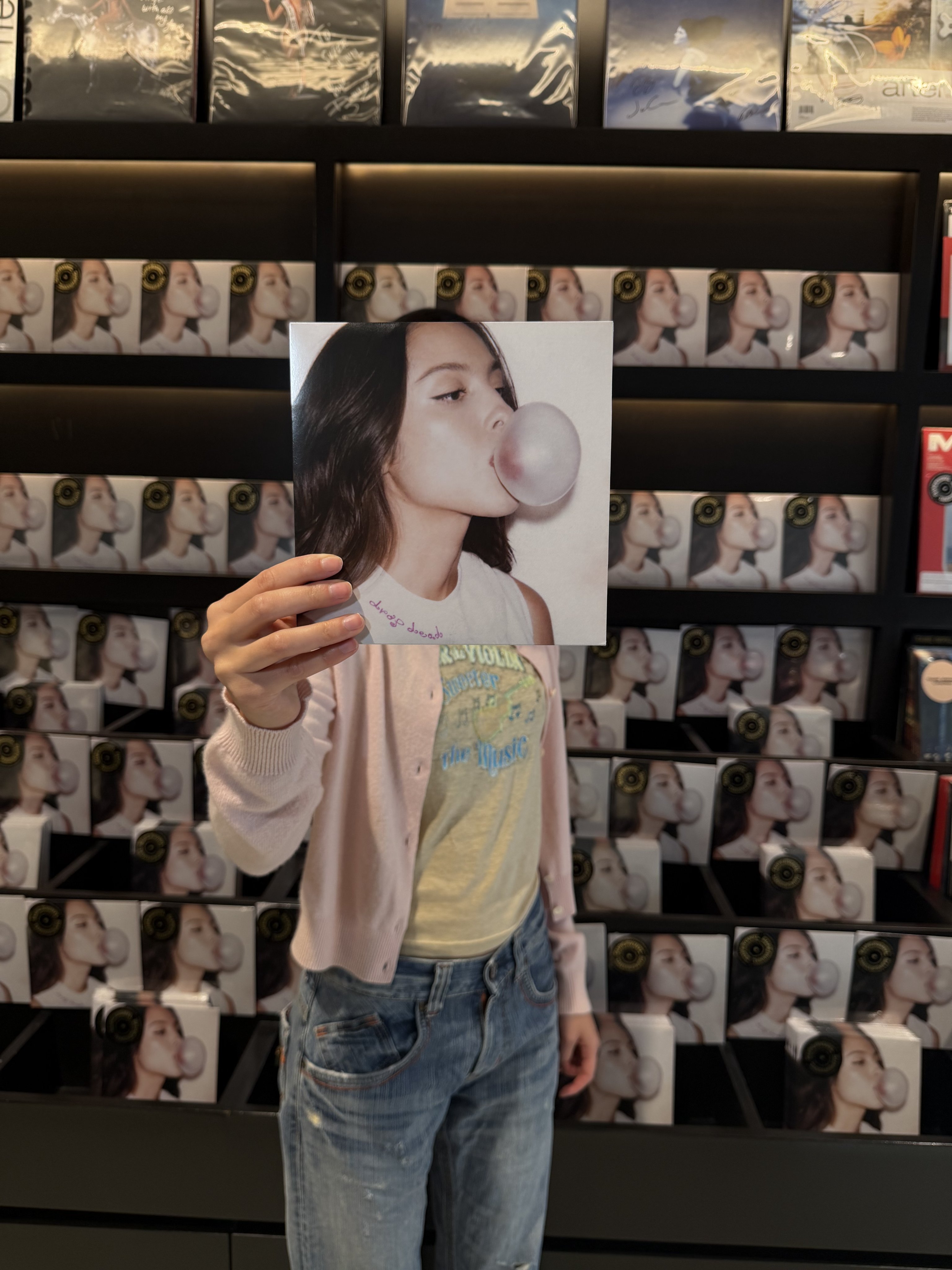 Olivia Rodrigo 与回归首单「drop dead」单曲胶墙合照： 