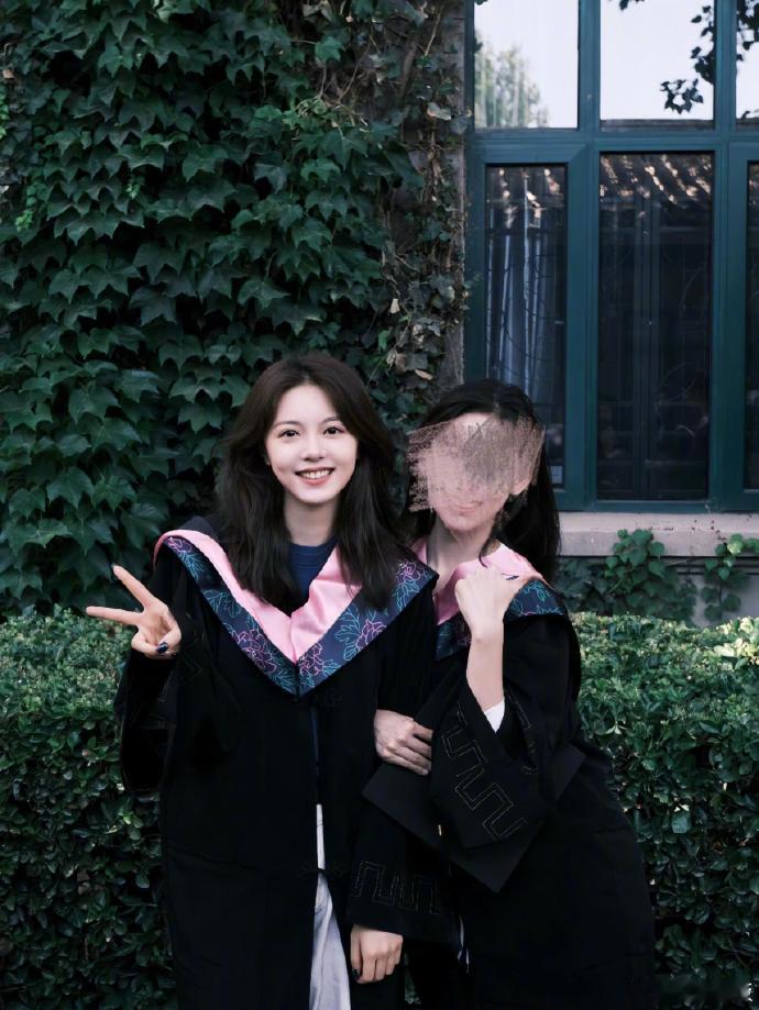 和赵今麦同框拍毕业照了 网友晒出与赵今麦的毕业合影，学姐你太美好了