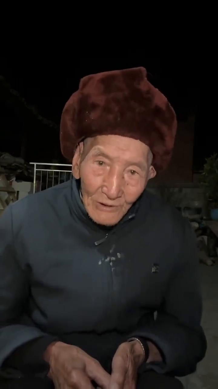 娃娃们，今天过的不开心，对不起。给爷爷(5)秒钟，闭上眼睛，娃娃们睁开眼睛。