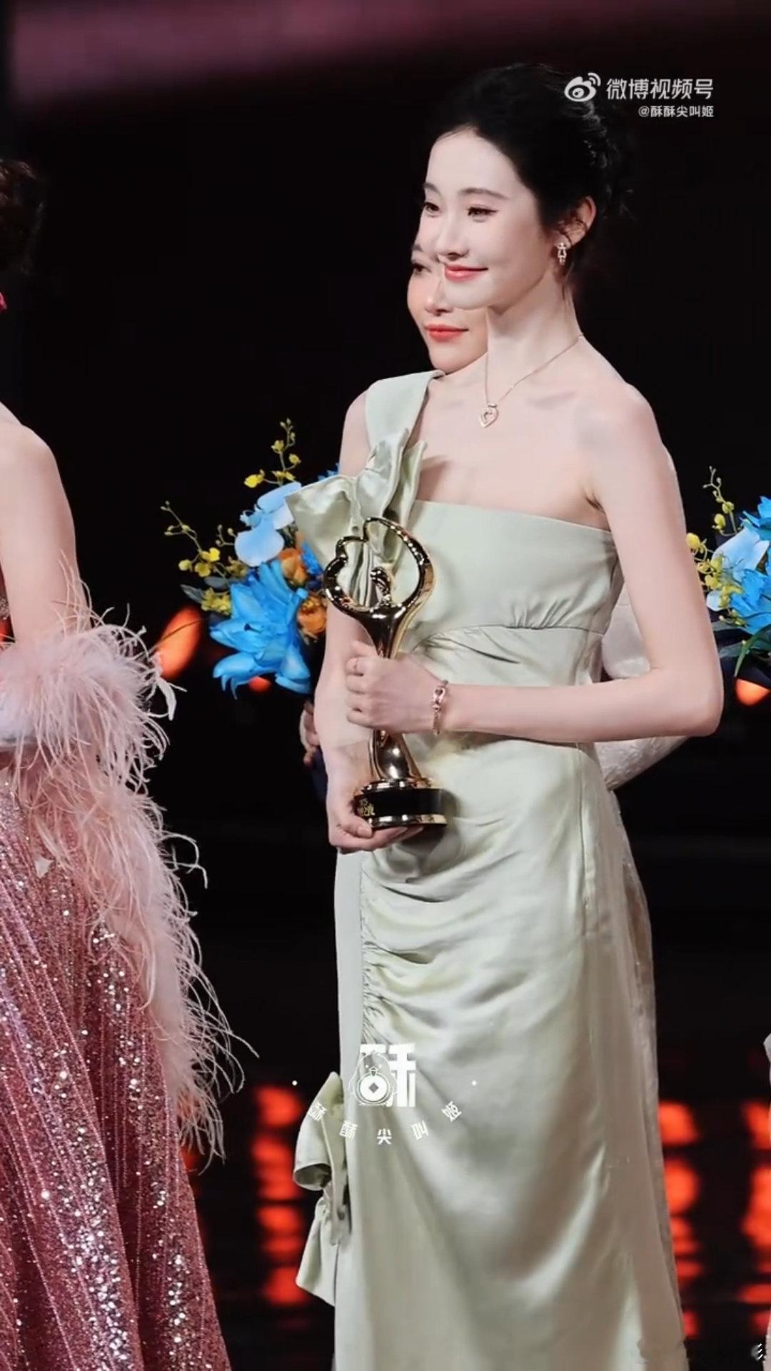 你是张艺凡那她是谁 台上是闪闪发光的女演员，台下是有点小调皮的女孩子，这种反差萌