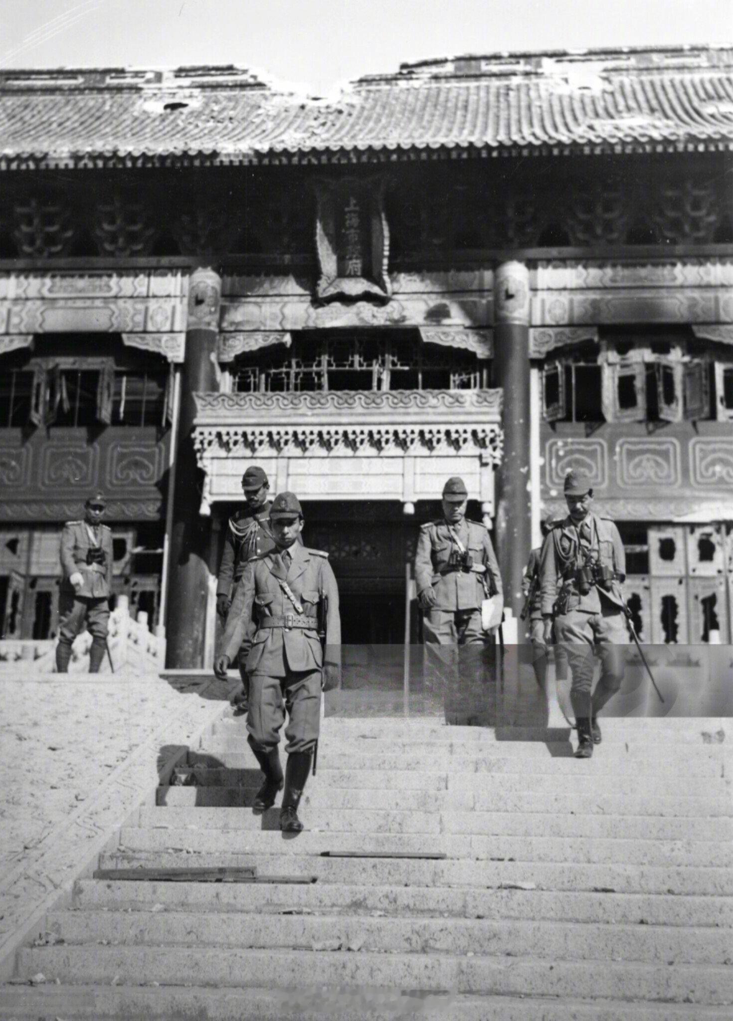 照片中的历史 1937年，侵华日军军官巡视被其占领的上海市政府。图1前排的军官似