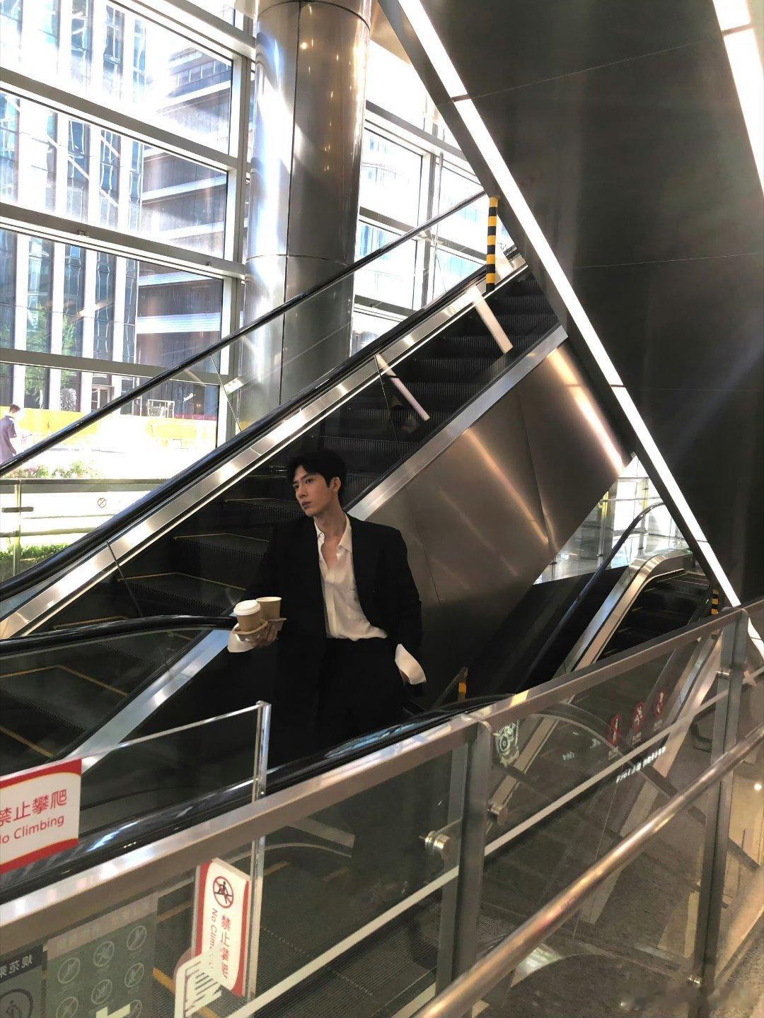 井柏然Luke国贸下班大片谁能拒绝现实版广告总监Luke！井柏然这套造型细节很用
