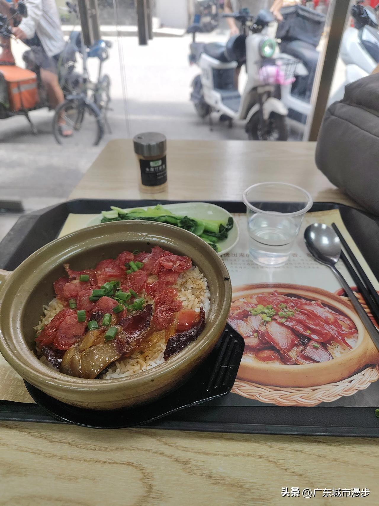 热砂锅煲仔饭端上桌，滋滋声混着酱油焦香，米饭裹着油亮腊肠，葱花一撒——魂直接勾走