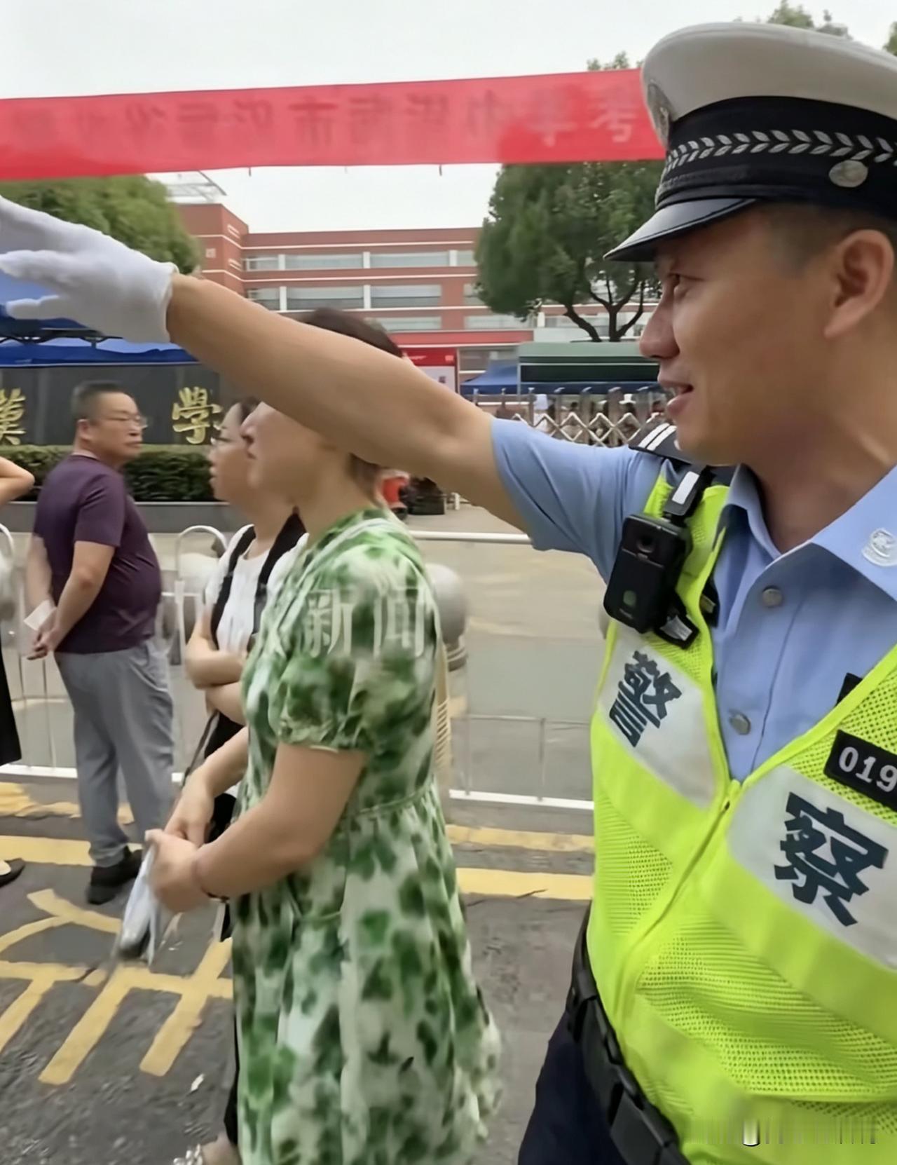 6月7日，武汉交 警一句话搞定交通拥堵，赢得网友一致好评：情绪价值拉满，武汉交 