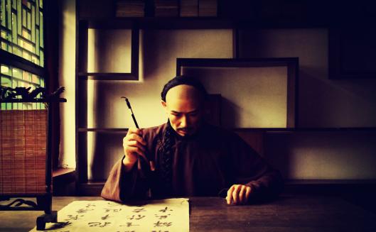 1971年北京一位老妇人正在家里打扫卫生，突然一块墙皮掉了下来，让她想不到的是，