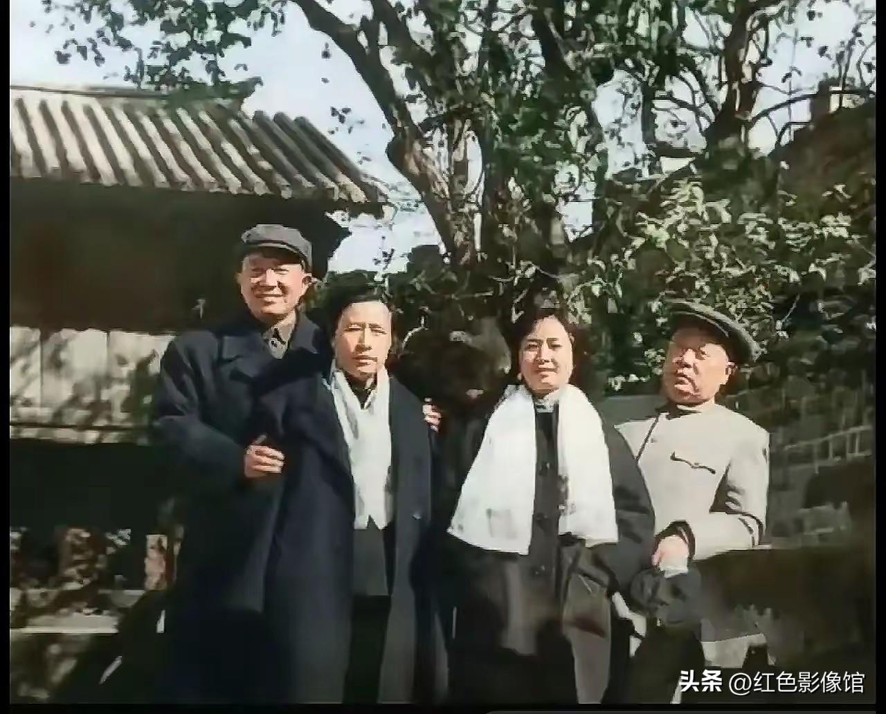 这是1961年的珍贵彩色合影，从左至右依次是罗瑞卿大将、夫人郝治平，陈毅元帅夫人