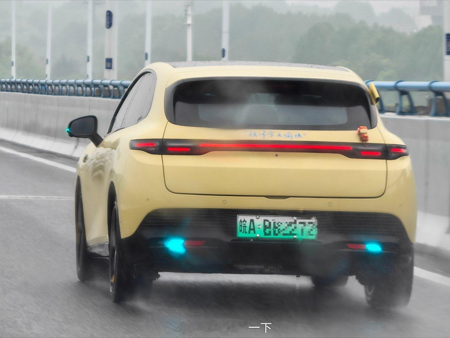 第一次在路上见到开着智驾小蓝灯跑的零跑，还是电小钢炮零跑Lafa5，不知道开起来