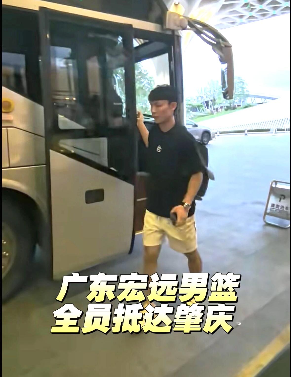 据前方球迷消息，广东宏远全队今天下午已经抵达了肇庆！
明天晚上八点，广东男篮将要
