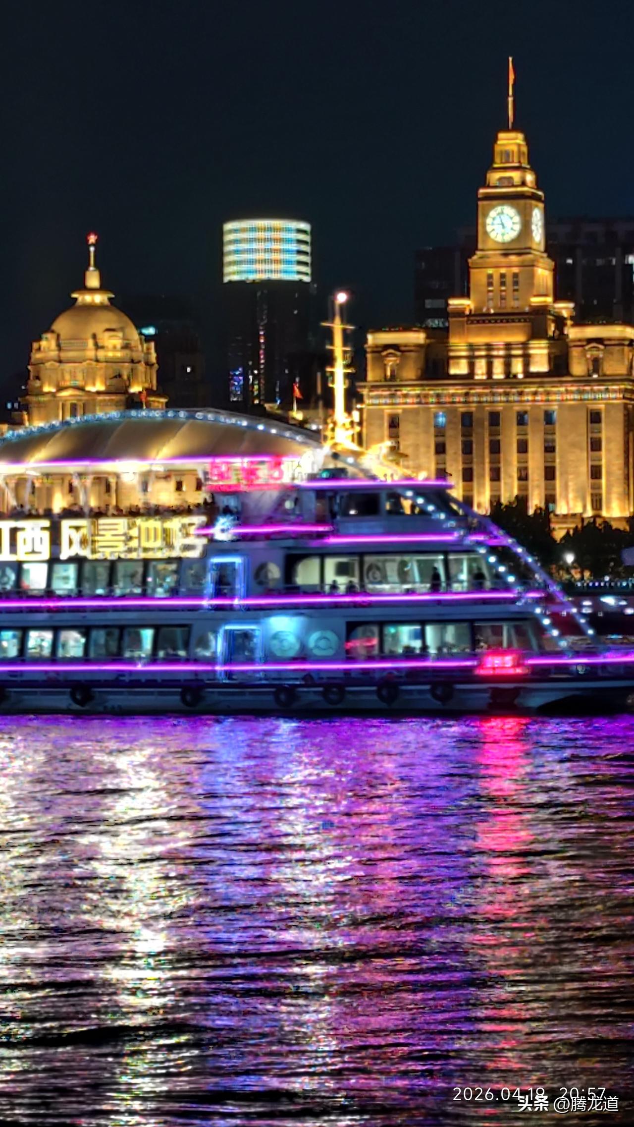 分享一张上海夜景照片五彩霓虹映江红