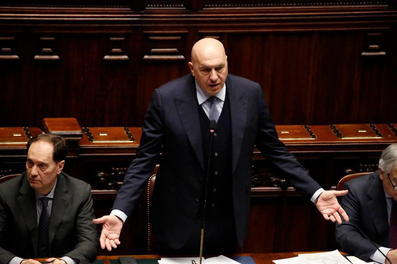 意大利国防部长圭多·克罗泽托在公开场合发出尖锐警告，直指当前全球局势彻底失控，人