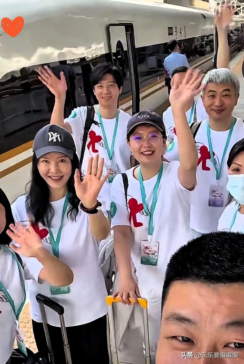有件事我一直有点疑惑，李亚鹏的嫣然基金会外出开展公益活动时随行人员不多，团队氛围