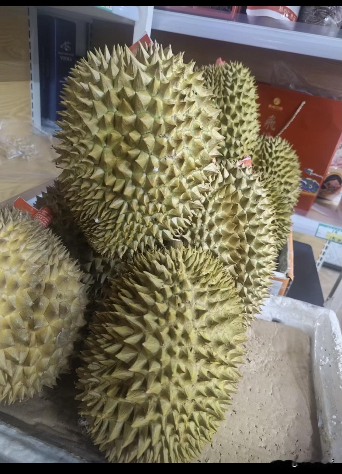 榴莲像水一样还能不能吃，得分情况。要是常温下的榴莲变成水状，那基本别吃了。正常的