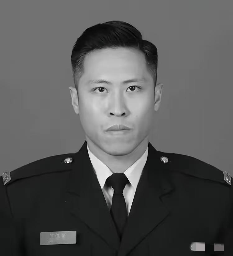 现在全网最后悔的人
估计就是何伟豪女友了吧！
和她相恋十年的男友，到头来就却连本