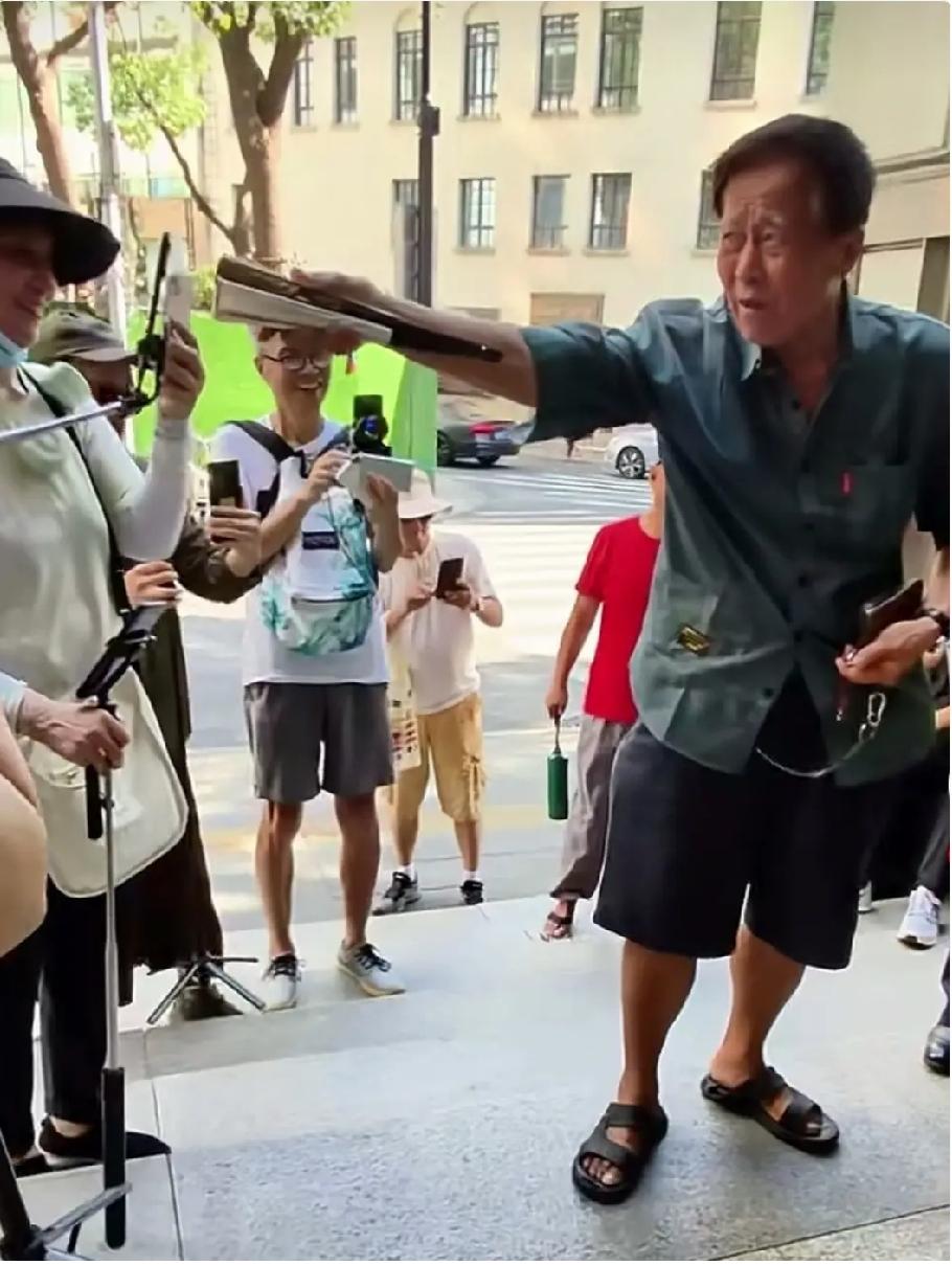 很多网友在指责上海建工爷叔的种种不是，什么胡说八道啊，什么贪小便宜啊等等，的确，