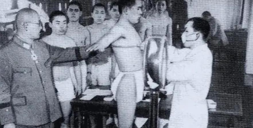 独属于美国女兵“玩物”的日本慰安夫，到底有多惨？在过去的战争中，我们常听到一类群