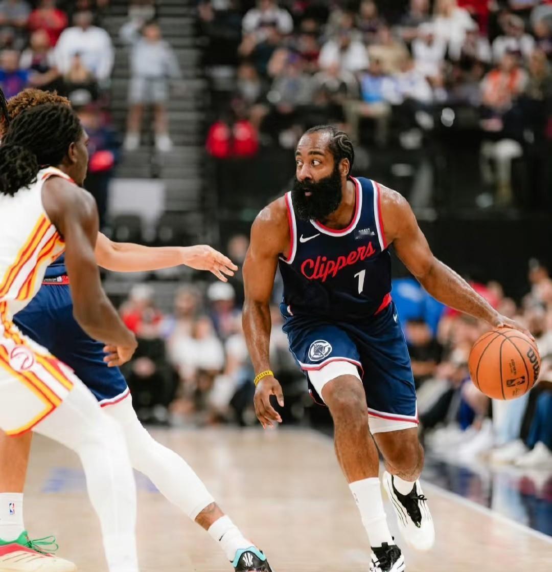 鲈指导在快船的临场决定又引起议论，他选的阵容让人看了第一眼心里就犯嘀咕：大洛、布