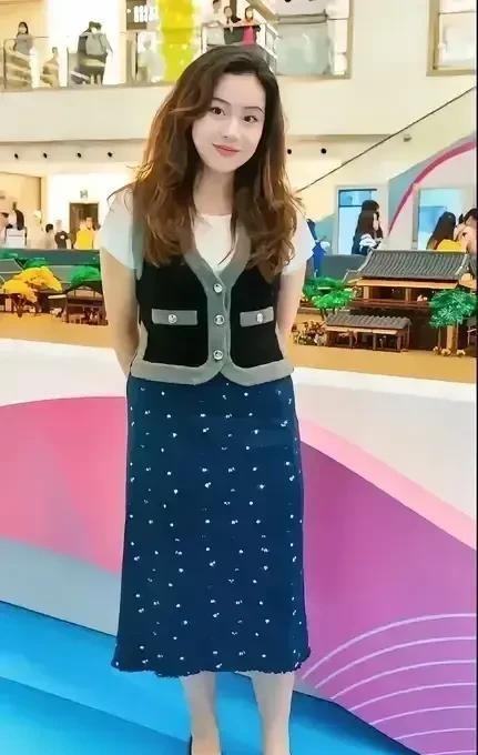 你绝对想不到，豪门千金居然自带富贵相！看看刘銮雄和甘比的女儿，刘秀桦，身价已经远