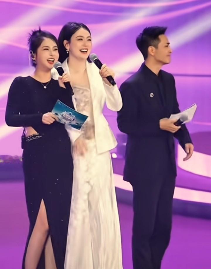 唐艺在海莉姐周年庆上翻车了。
她跟小白牙拥抱完，开玩笑问索图要不要抱，结果自己反