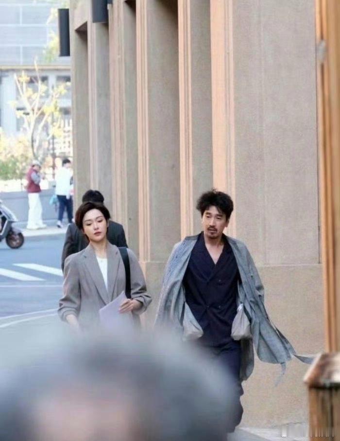 好凌乱潦草的男主，好像乞丐装 