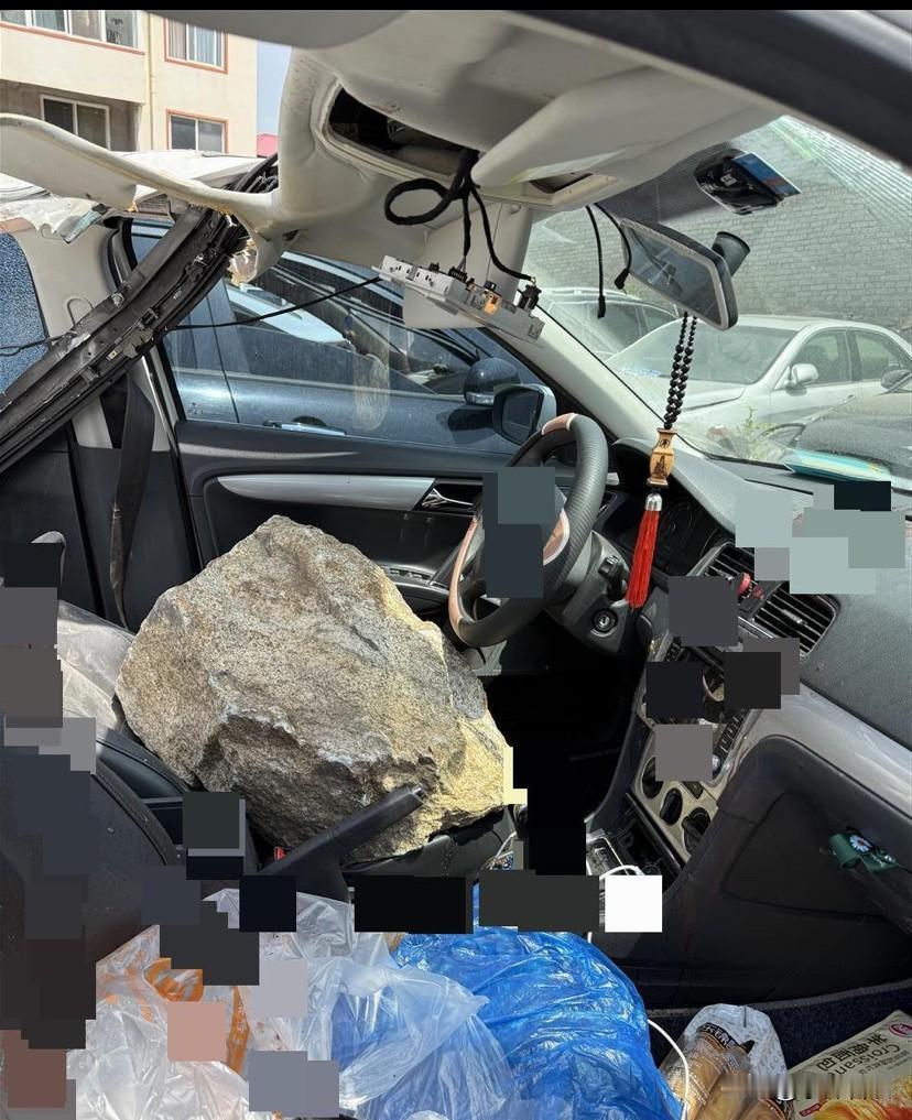 被落石头砸亡司机家属向政府索赔百万后续，家属持续遭受网暴！

索赔消息公开后，部