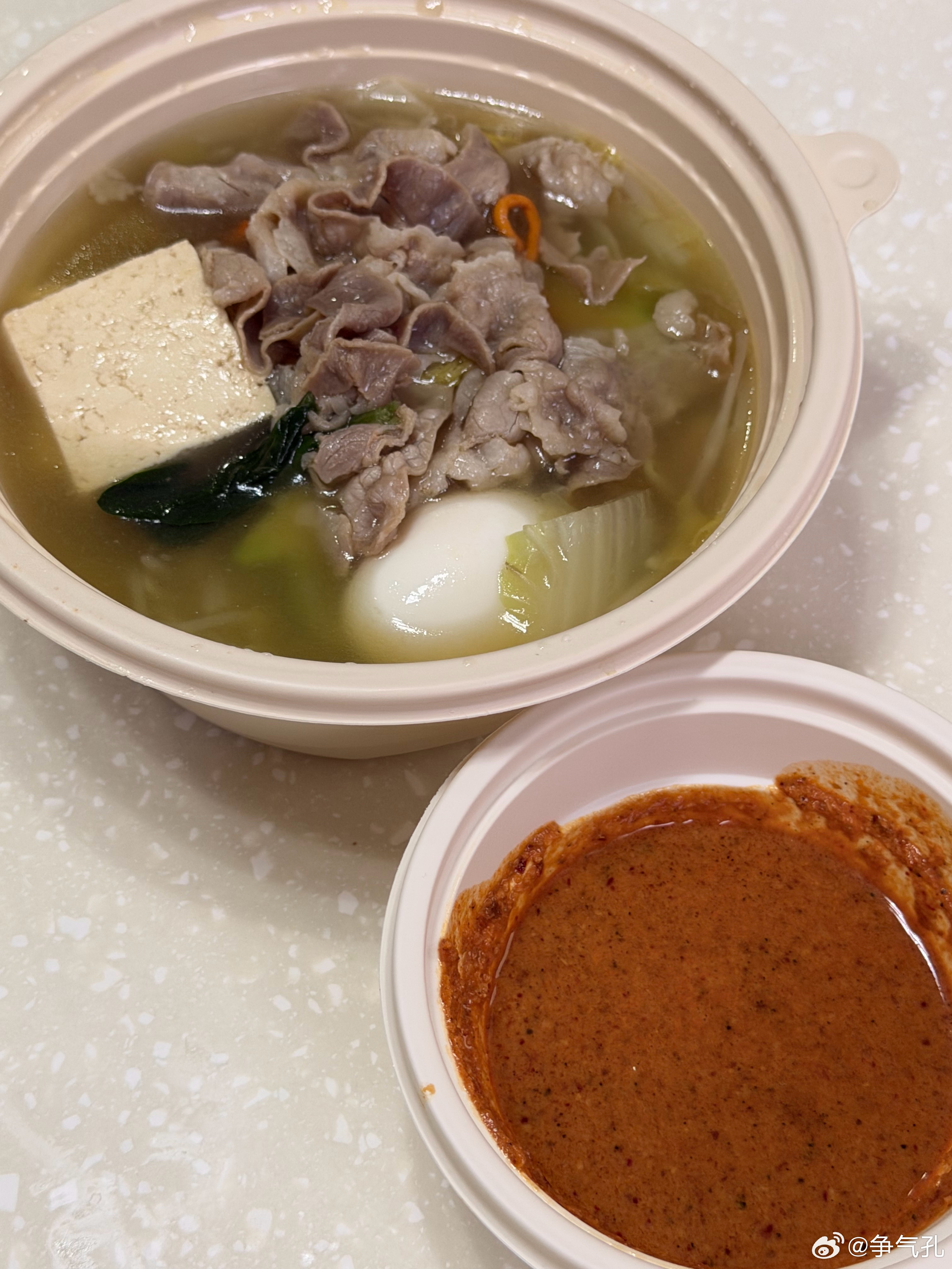 终于点了超级碗的贵州牛肉蘸水，很难讲它好吃还是不好吃，就是有点味的水煮菜配贵州蘸
