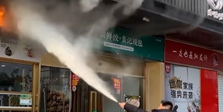 《江苏镇江一退伍军人扑灭商铺火情获表扬，曾戍守边疆》澎湃，澎湃新闻，澎湃新闻网，