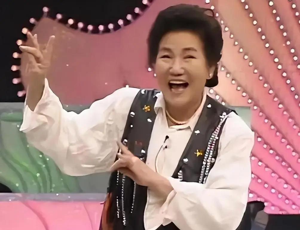 2000年，快咽气的赵丽蓉在家人的帮助下穿好寿衣，立好遗嘱，嘱咐儿孙们：“我就是